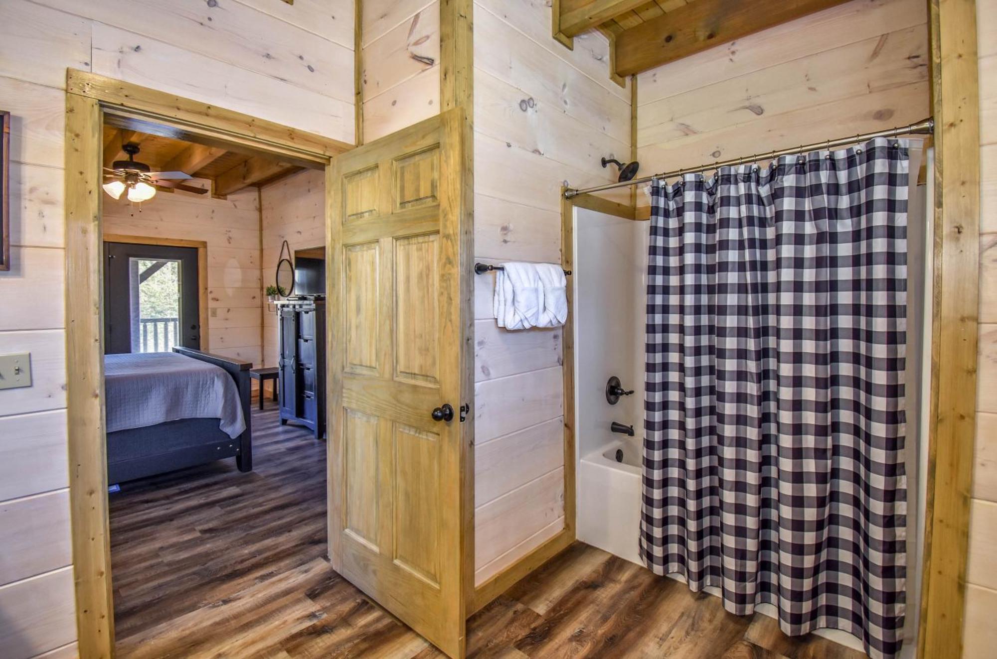 Luxury 4-br Near Parkway And Dollywood With Game And Hot Tub Pigeon Forge