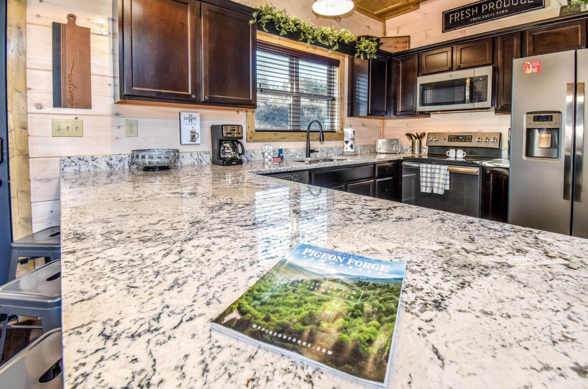 Luxury 4-br Near Parkway And Dollywood With Game And Hot Tub