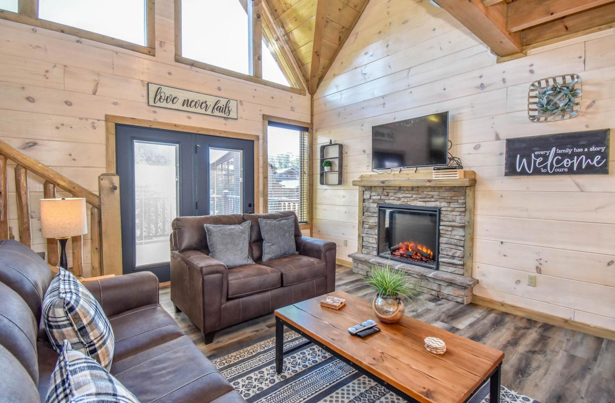 Luxury 4-br Near Parkway And Dollywood With Game And Hot Tub Holiday home *