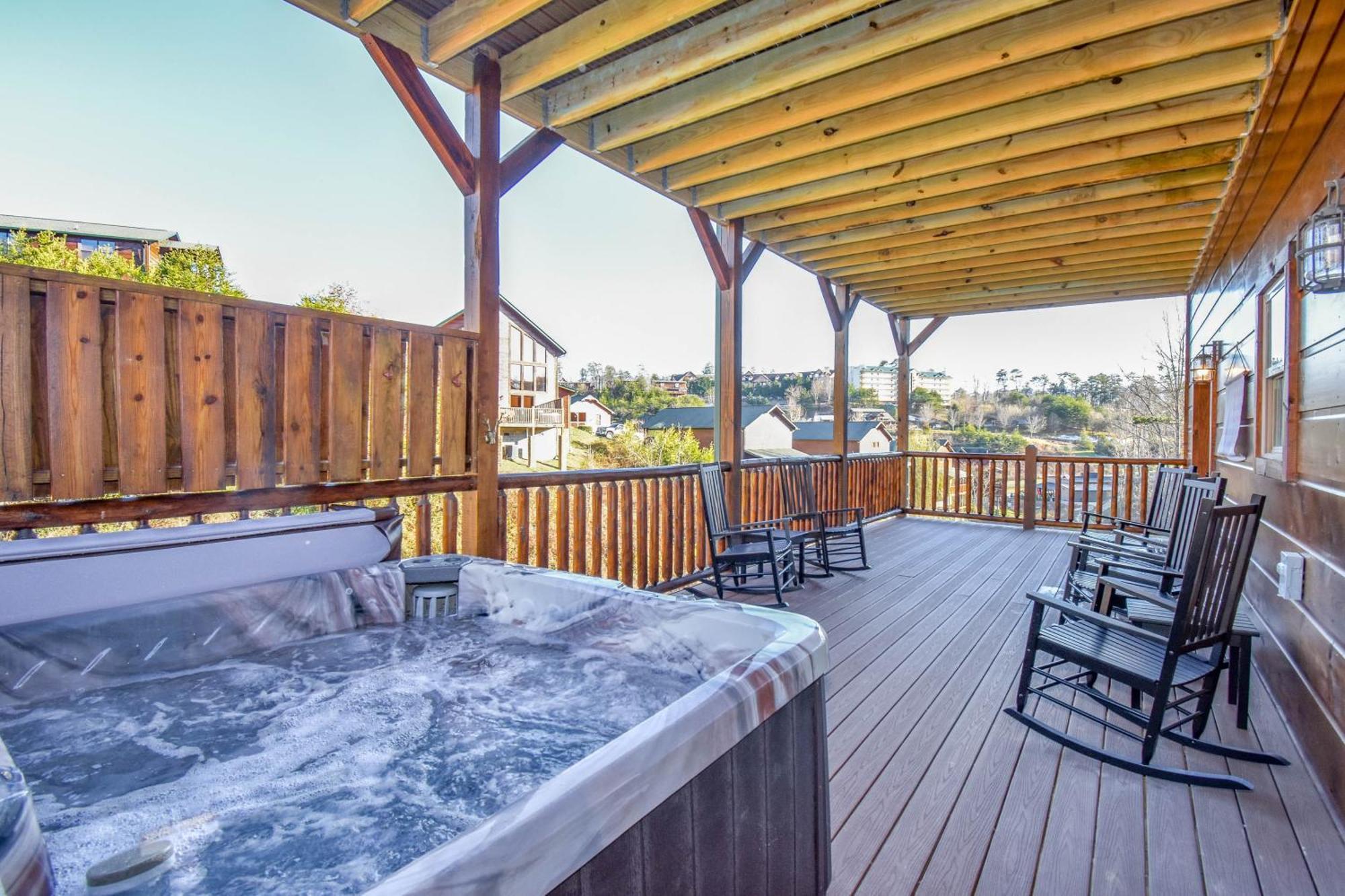 Holiday home Luxury 4-br Near Parkway And Dollywood With Game And Hot Tub Pigeon Forge