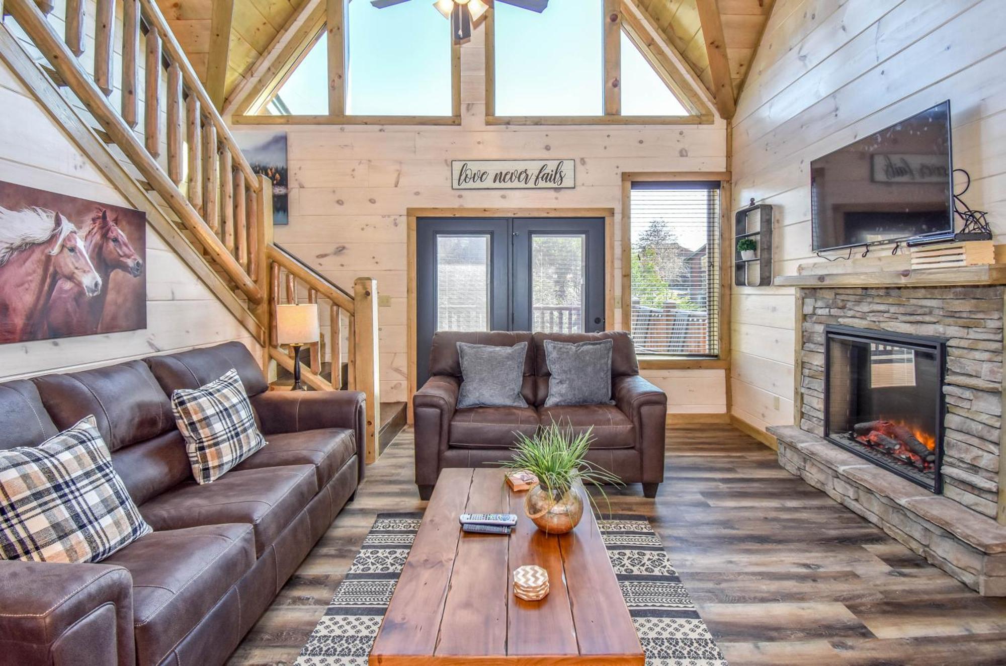 Luxury 4-br Near Parkway And Dollywood With Game And Hot Tub * Pigeon Forge