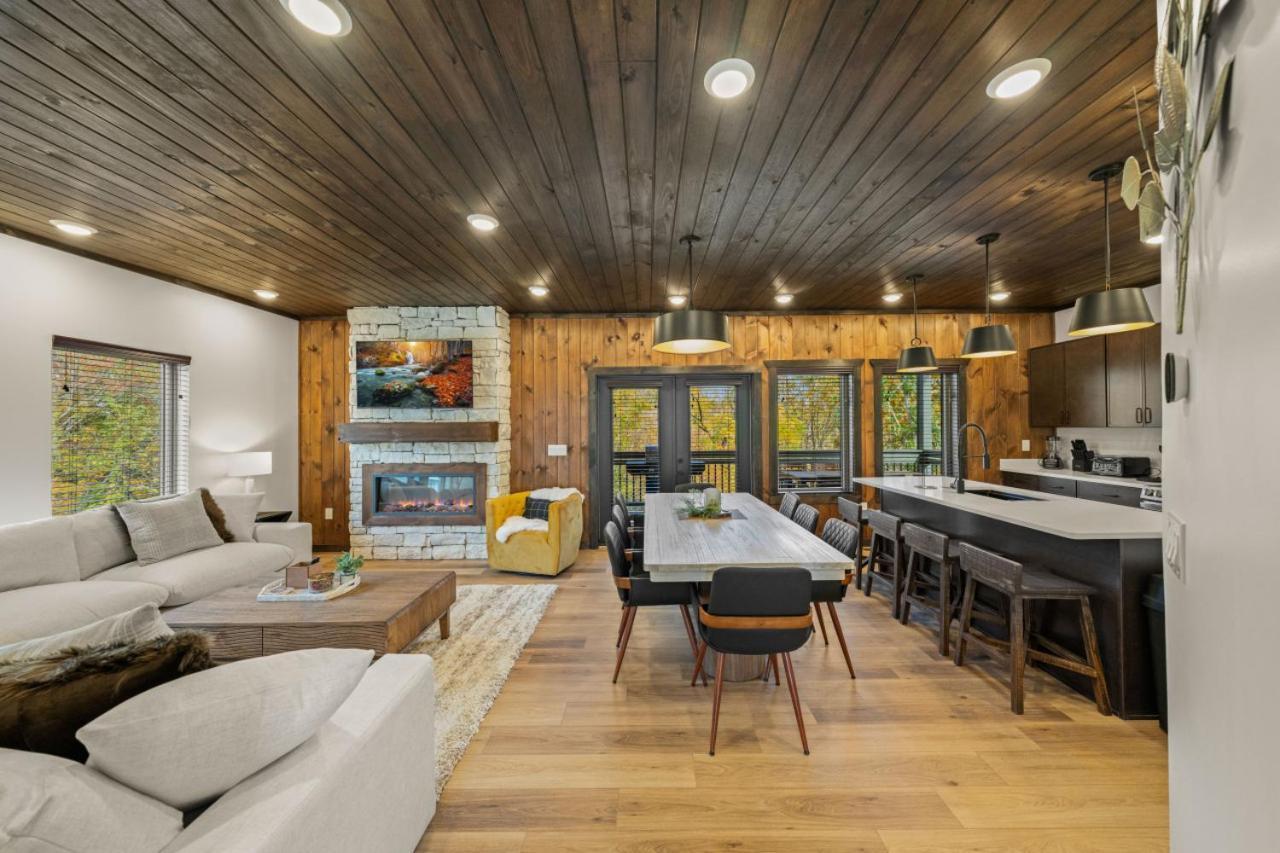 The Parkway Place Pool Hot Tub Arcade Foosball Holiday home *