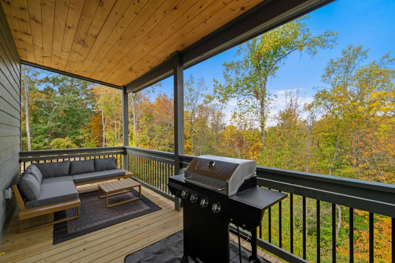 The Parkway Place Pool Hot Tub Arcade Foosball Holiday home