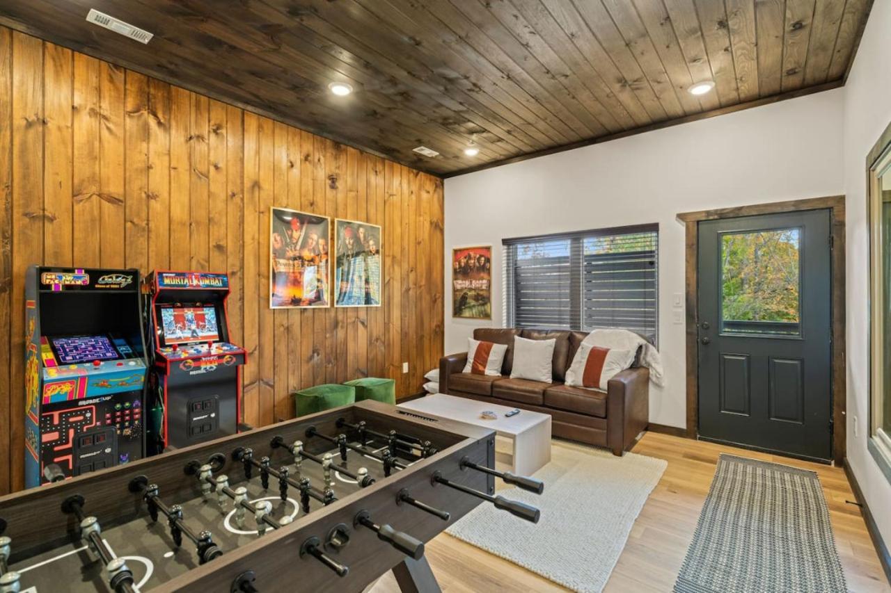 The Parkway Place Pool Hot Tub Arcade Foosball Holiday home