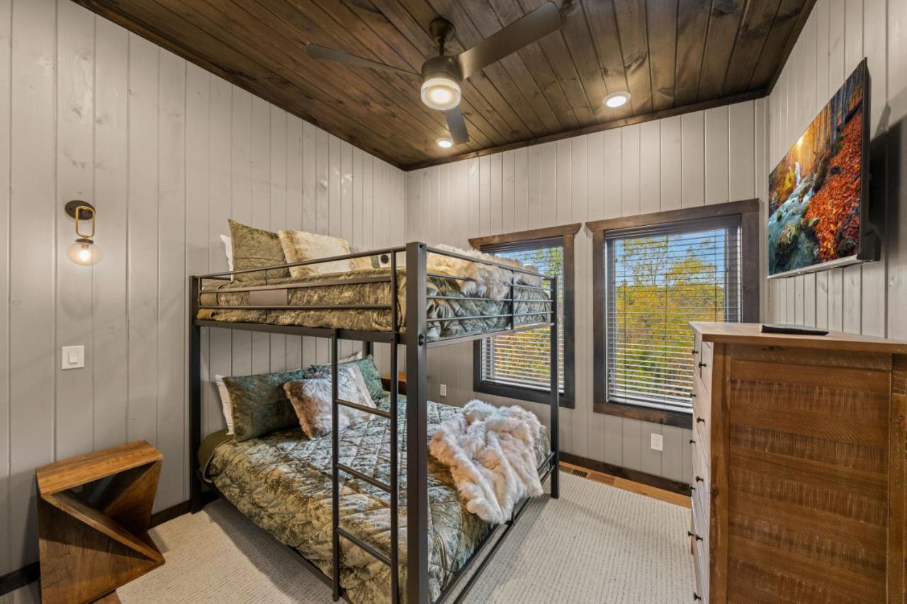 The Parkway Place Pool Hot Tub Arcade Foosball Holiday home Pigeon Forge