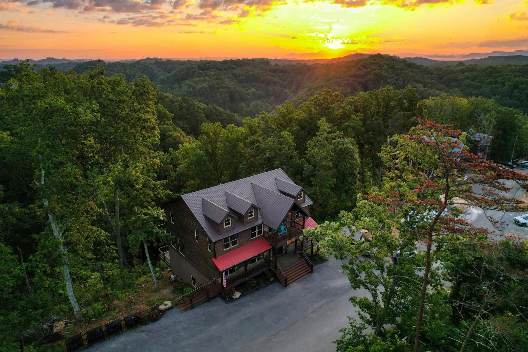 Wanderer By Avantstay Sleeps 26 A Custom Smokies * Pigeon Forge