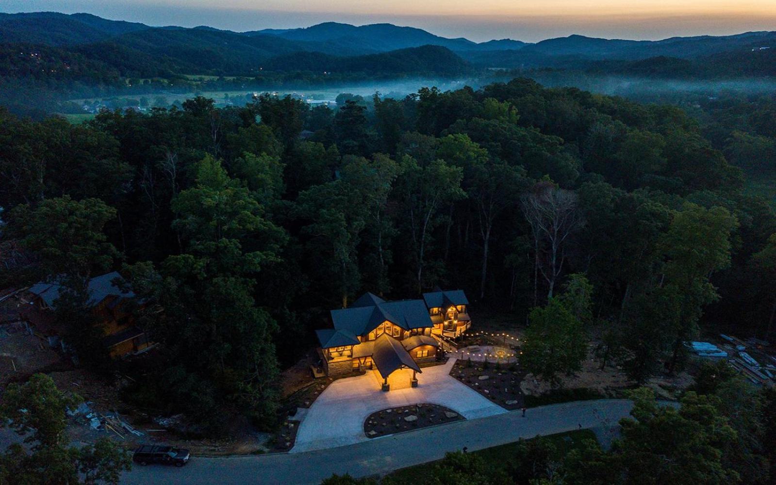 Treehouse River Villa Pigeon Forge