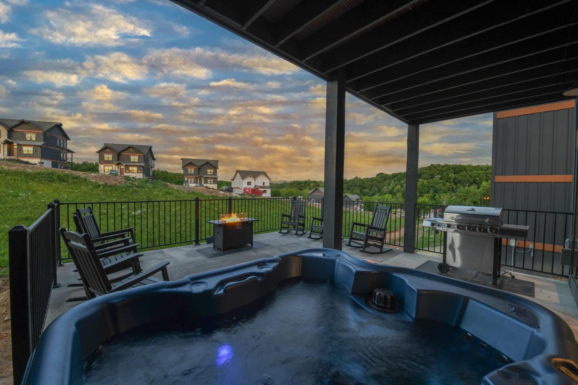Smith Creek - 5 Bedrooms 20 Guest - Indoor Pool - Amenities * Pigeon Forge