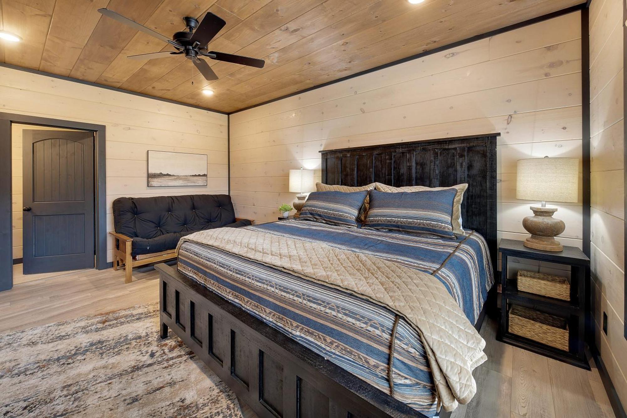 Chalet Smith Creek - 5 Bedrooms 20 Guest - Indoor Pool - Amenities Pigeon Forge