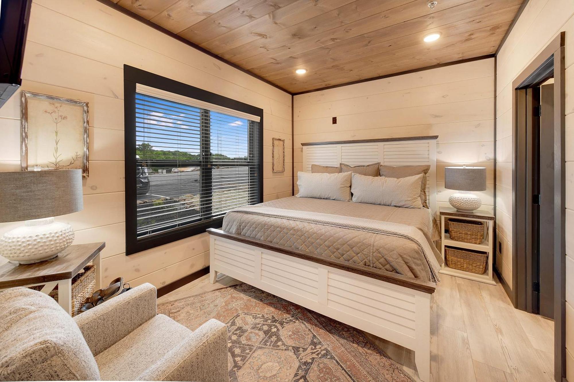Smith Creek - 5 Bedrooms 20 Guest - Indoor Pool - Amenities *