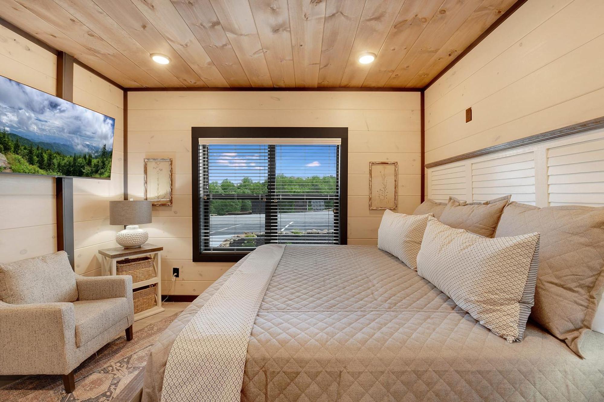 Smith Creek - 5 Bedrooms 20 Guest - Indoor Pool - Amenities