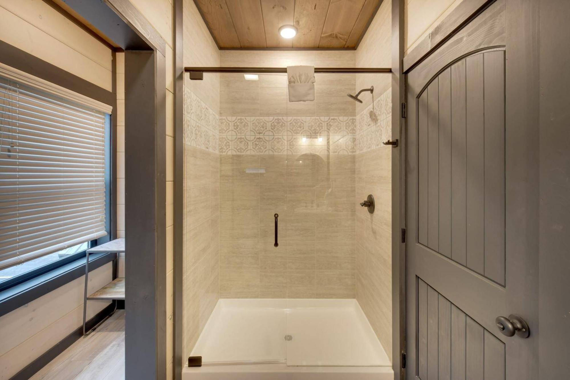 Smith Creek - 5 Bedrooms 20 Guest - Indoor Pool - Amenities