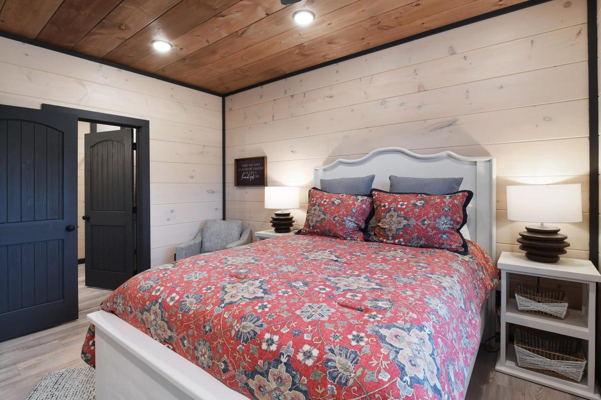 Smith Creek - 5 Bedrooms 20 Guest - Indoor Pool - Amenities