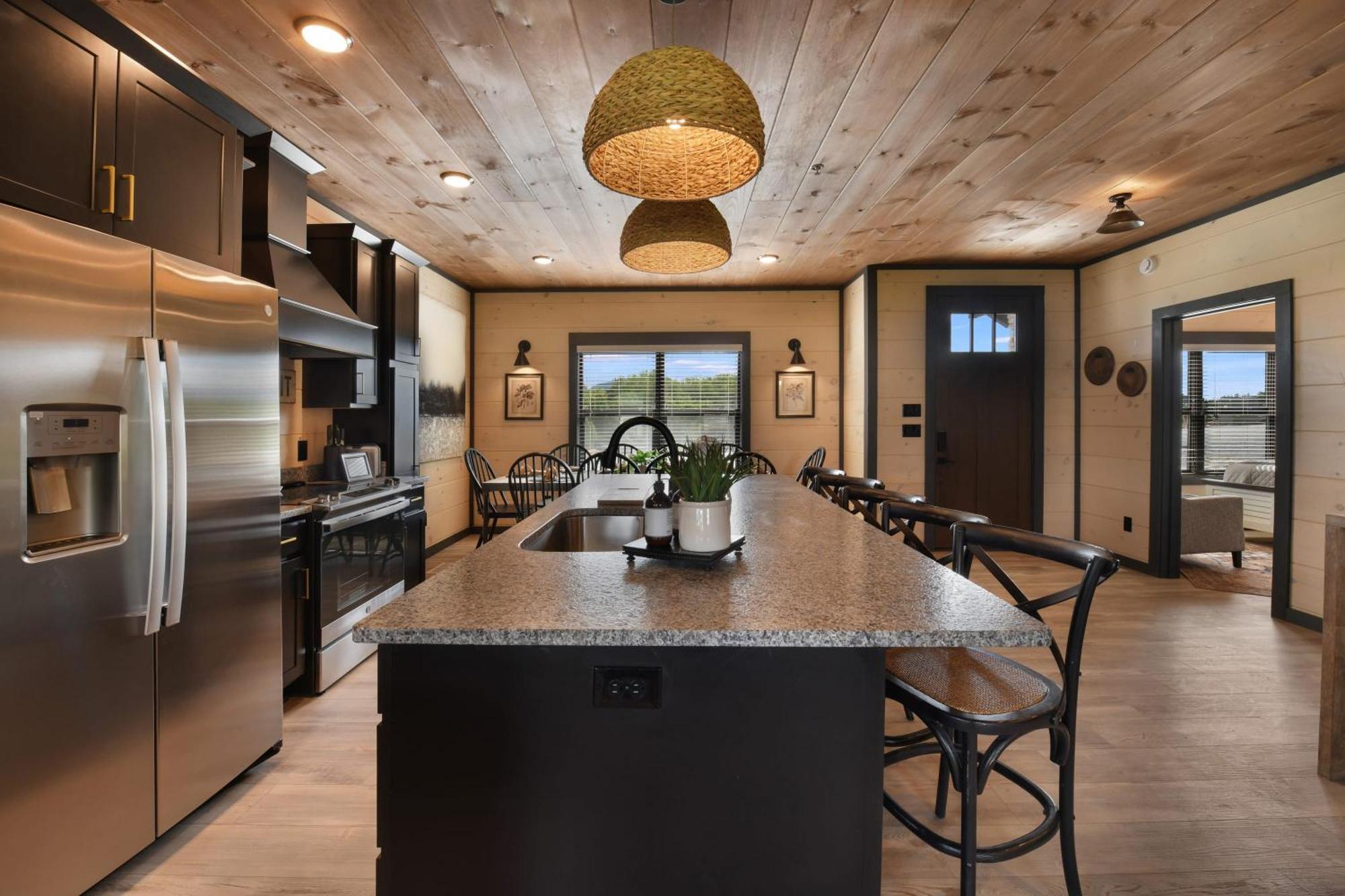 Chalet Smith Creek - 5 Bedrooms 20 Guest - Indoor Pool - Amenities *