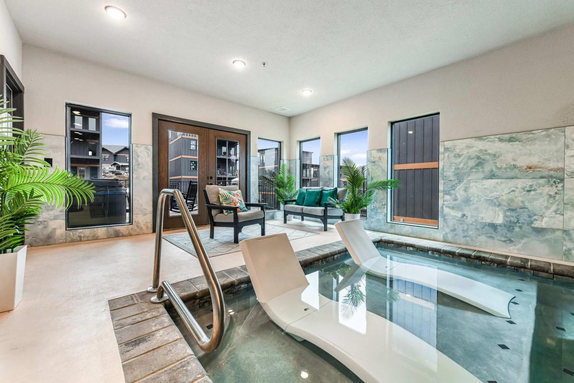 Chalet Smith Creek - 5 Bedrooms 20 Guest - Indoor Pool - Amenities