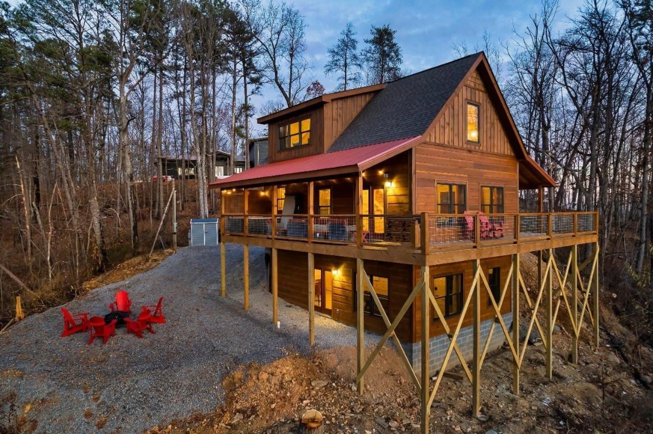 Scenic Views, Game Room, Hot Tub, Fireplace, Bbq Holiday home *