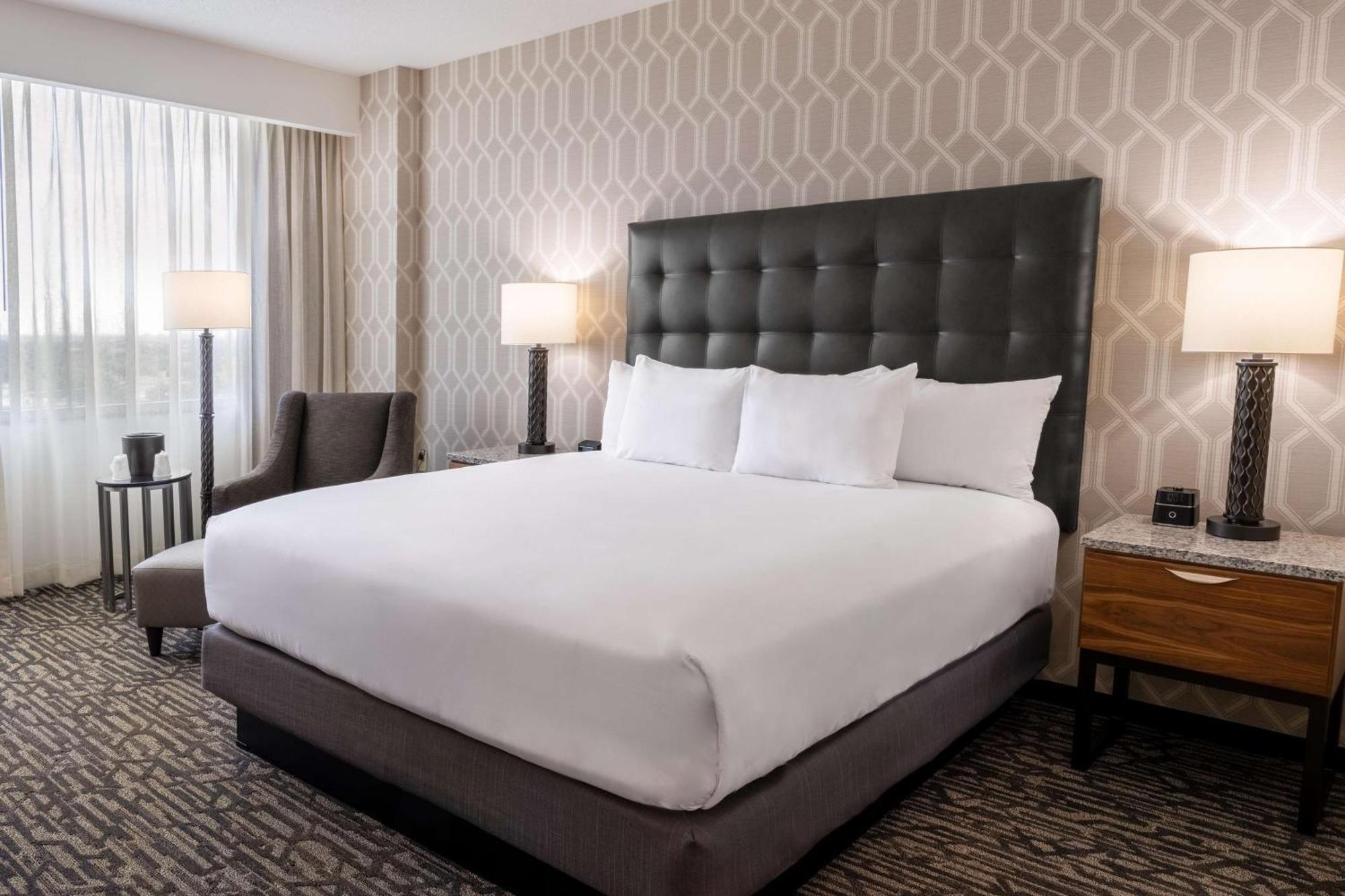 Hotel Drury Plaza 3*