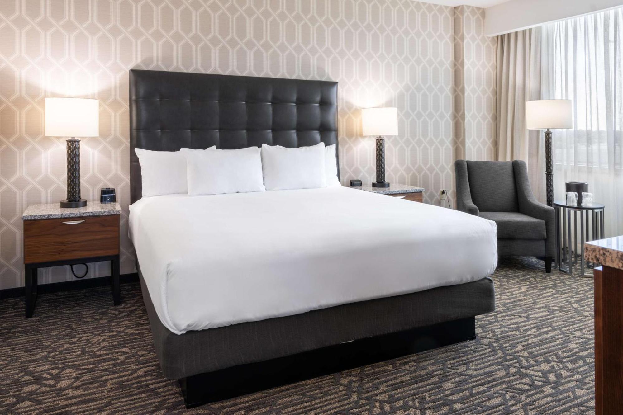 Drury Plaza Hotel 3*
