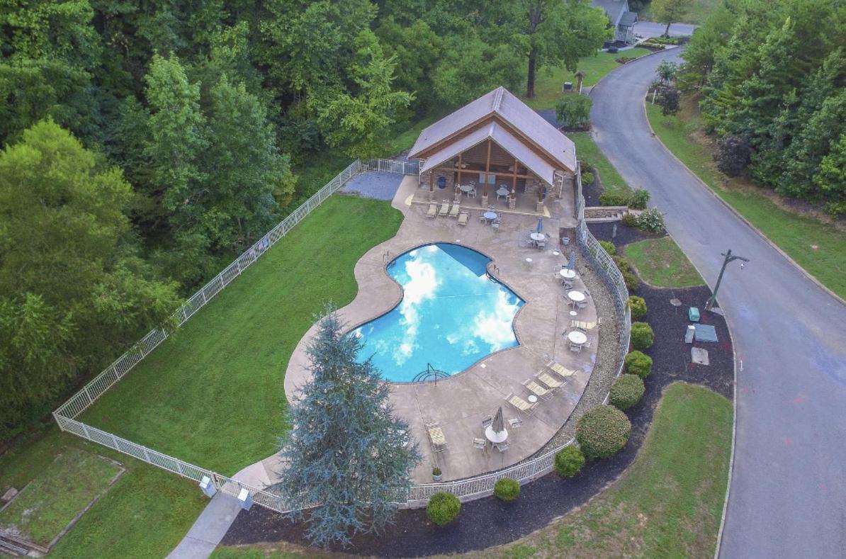 Are We Bear Yet Rustic 1br With Hot Tub Pools & Fireplace1 Mile From Parkway Holiday home *