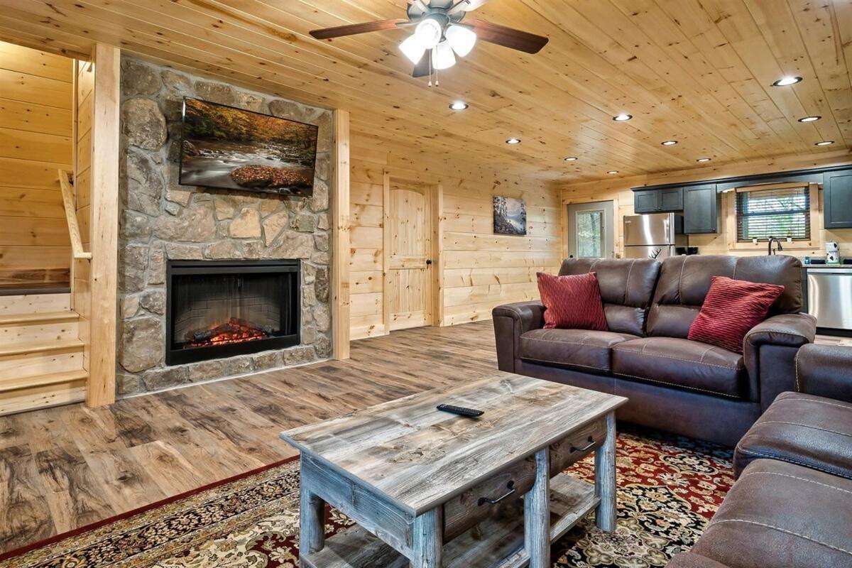 Secluded Hot Tub, Game And Fireplace Pigeon Forge