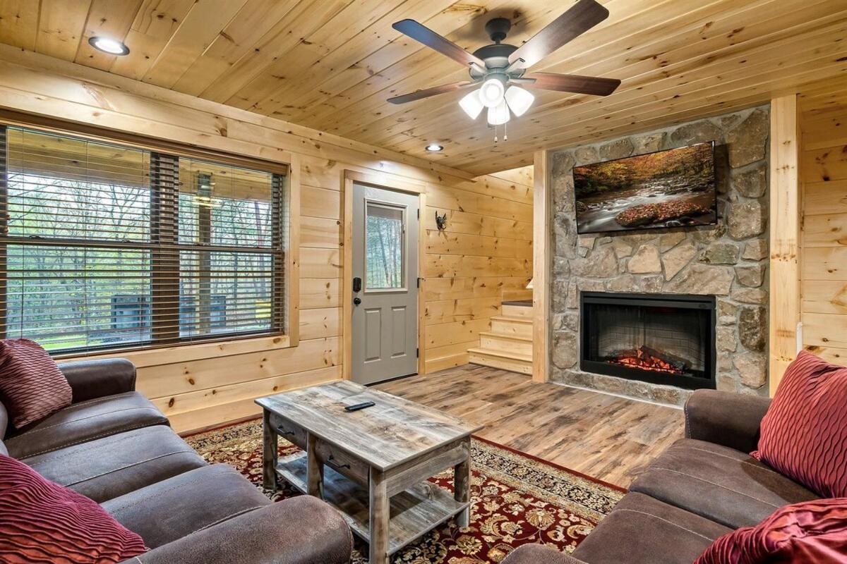 Secluded Hot Tub, Game And Fireplace Pigeon Forge
