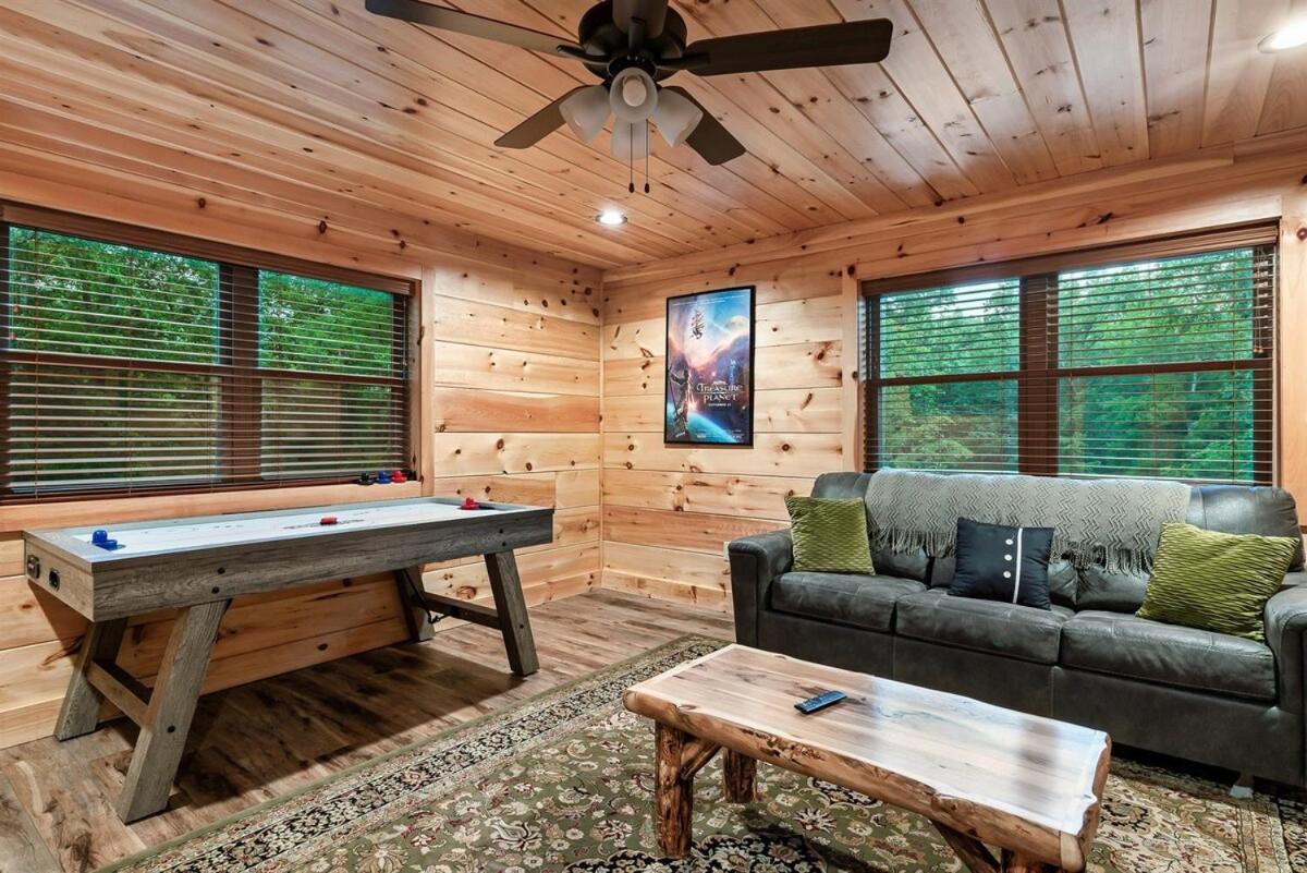Secluded Hot Tub, Game And Fireplace Holiday home