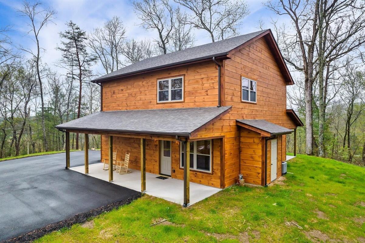 Secluded Hot Tub, Game And Fireplace