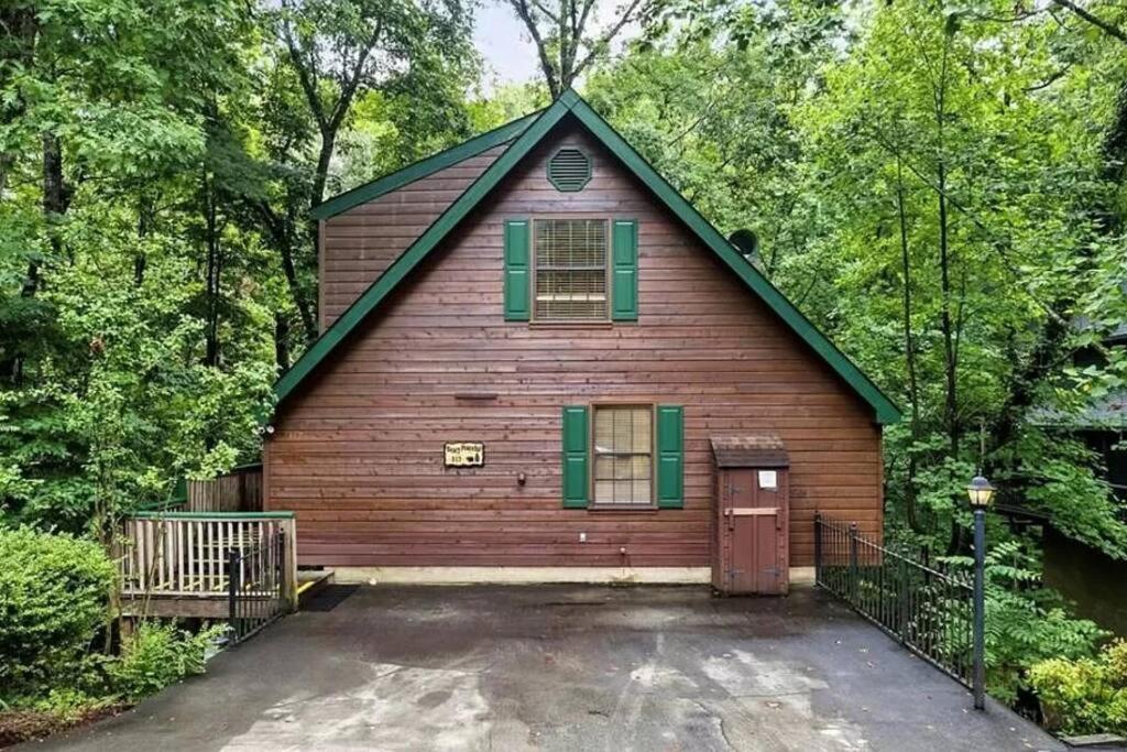 Chalet Beary Peaceful Smokies Retreat: Hot-tub & Pools