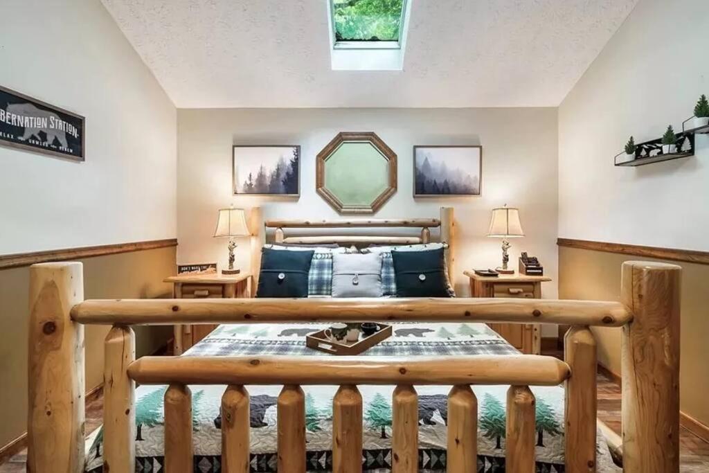 Beary Peaceful Smokies Retreat: Hot-tub & Pools *