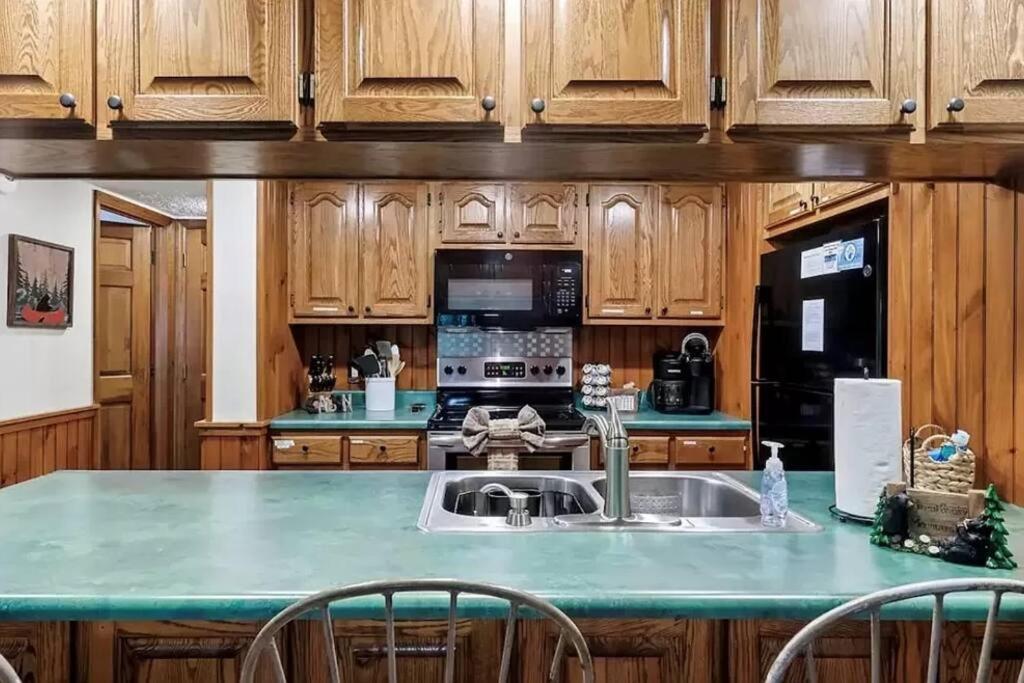 Chalet Beary Peaceful Smokies Retreat: Hot-tub & Pools