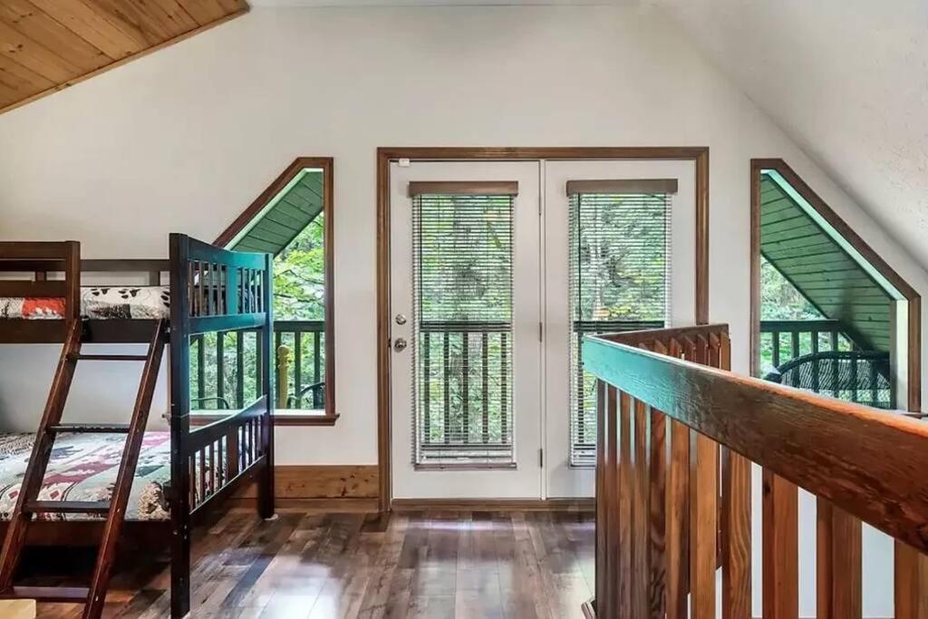 Chalet Beary Peaceful Smokies Retreat: Hot-tub & Pools *