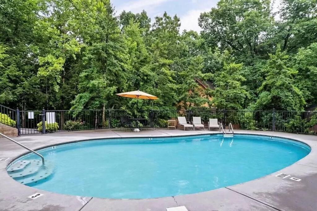 Beary Peaceful Smokies Retreat: Hot-tub & Pools Pigeon Forge