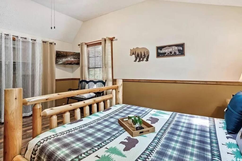 Chalet Beary Peaceful Smokies Retreat: Hot-tub & Pools *