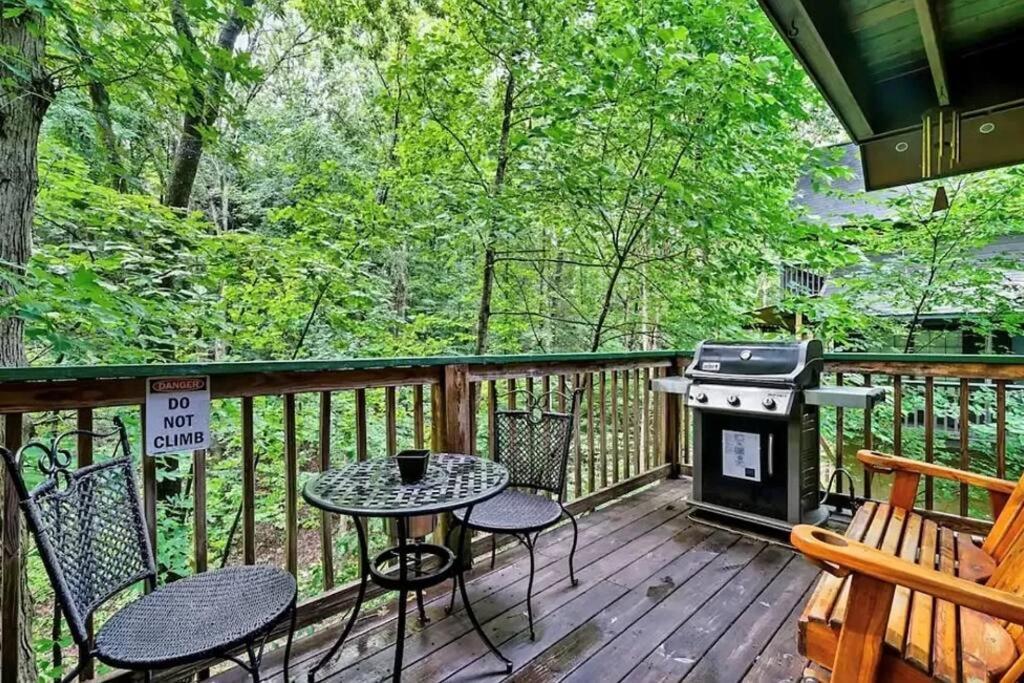 Beary Peaceful Smokies Retreat: Hot-tub & Pools *