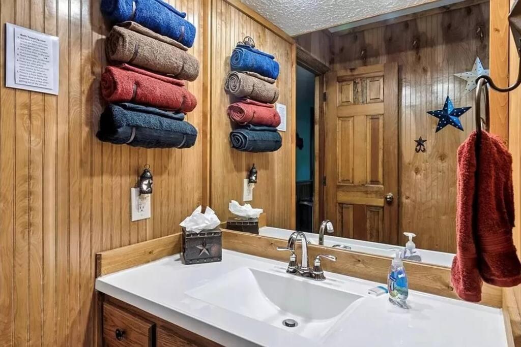 Beary Peaceful Smokies Retreat: Hot-tub & Pools