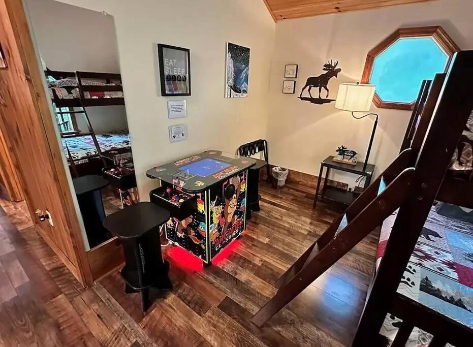 Chalet Beary Peaceful Smokies Retreat: Hot-tub & Pools