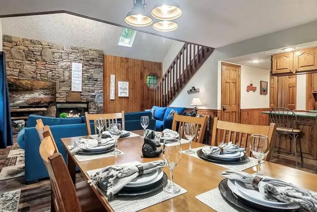 Beary Peaceful Smokies Retreat: Hot-tub & Pools Chalet *