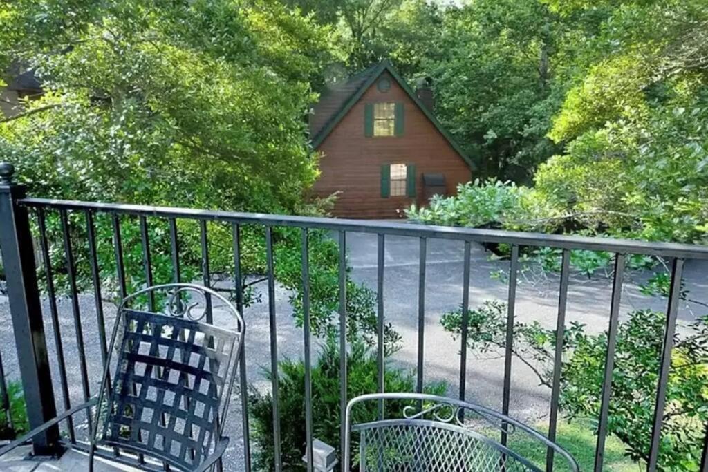 Chalet Beary Peaceful Smokies Retreat: Hot-tub & Pools *