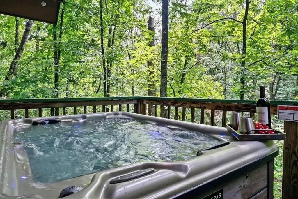 Beary Peaceful Smokies Retreat: Hot-tub & Pools * Pigeon Forge