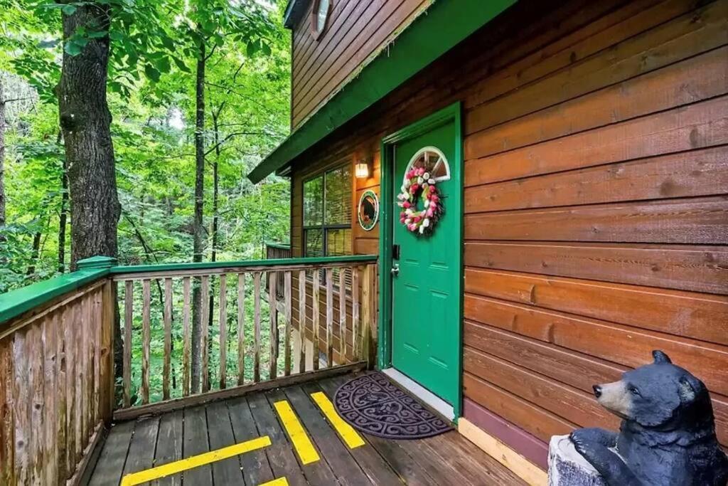 Beary Peaceful Smokies Retreat: Hot-tub & Pools