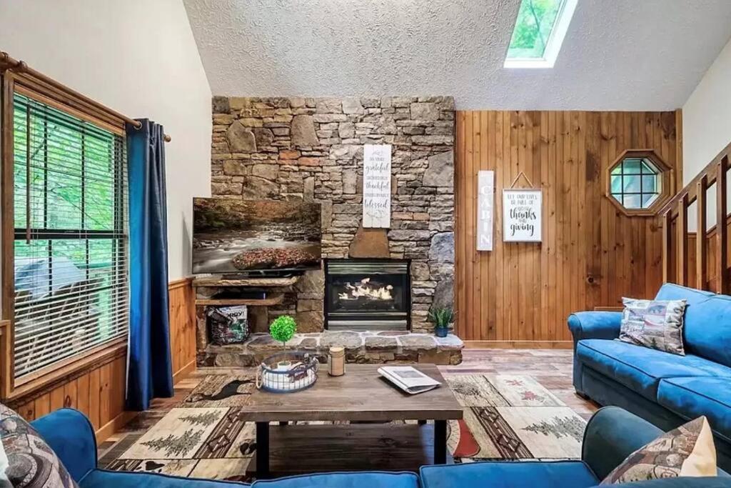 Chalet Beary Peaceful Smokies Retreat: Hot-tub & Pools *