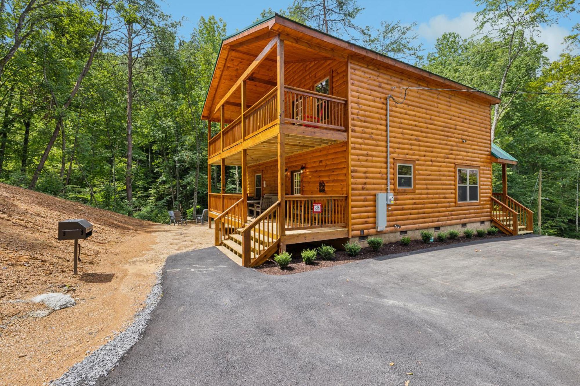 On Blackbeary Hill A Cozy 3 Bedroom Perfect For A Getaway In An Enchanting Forest Setting * Pigeon Forge