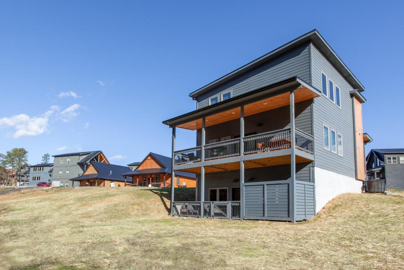 Stunning Heights Retreat Hot Tub, Mtn Views And