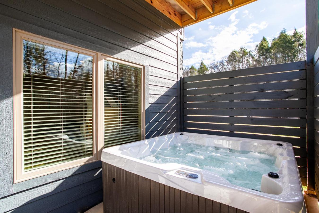 Stunning Heights Retreat Hot Tub, Mtn Views And * Pigeon Forge