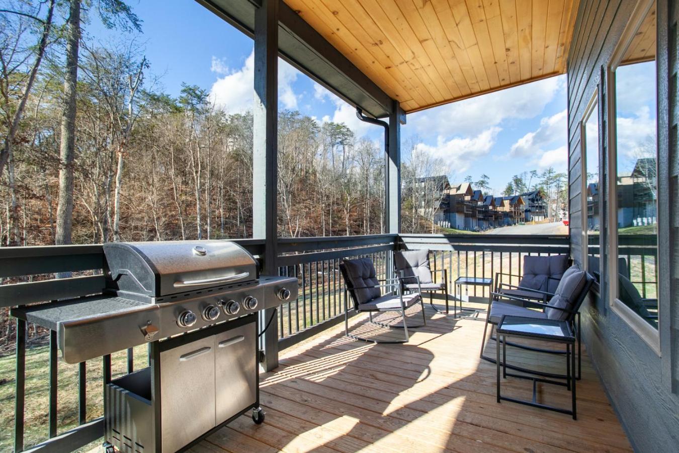 Stunning Heights Retreat Hot Tub, Mtn Views And *