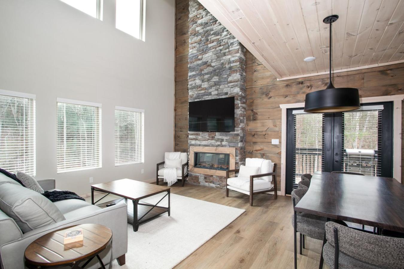Stunning Heights Retreat Hot Tub, Mtn Views And Holiday home Pigeon Forge