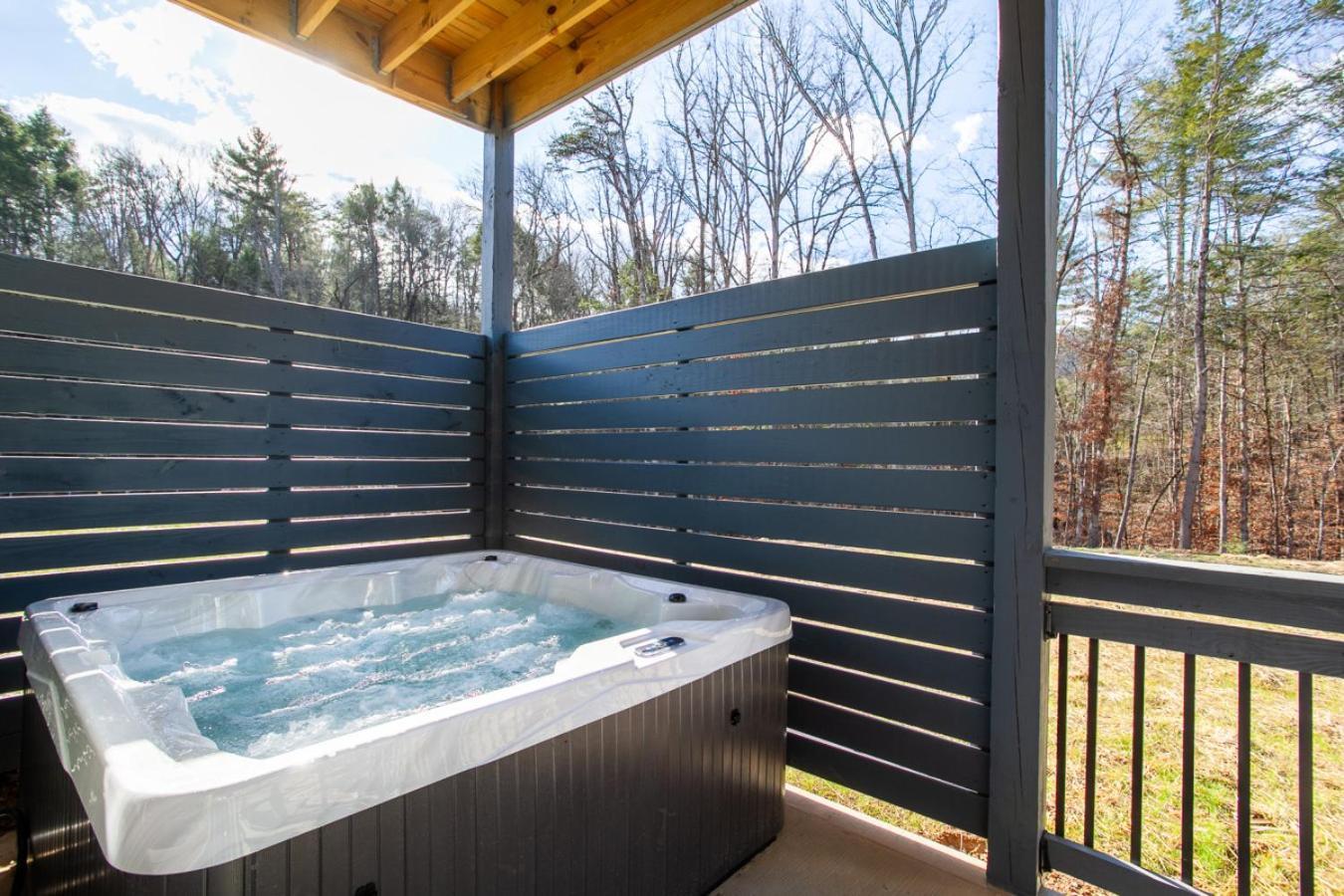 Stunning Heights Retreat Hot Tub, Mtn Views And Holiday home