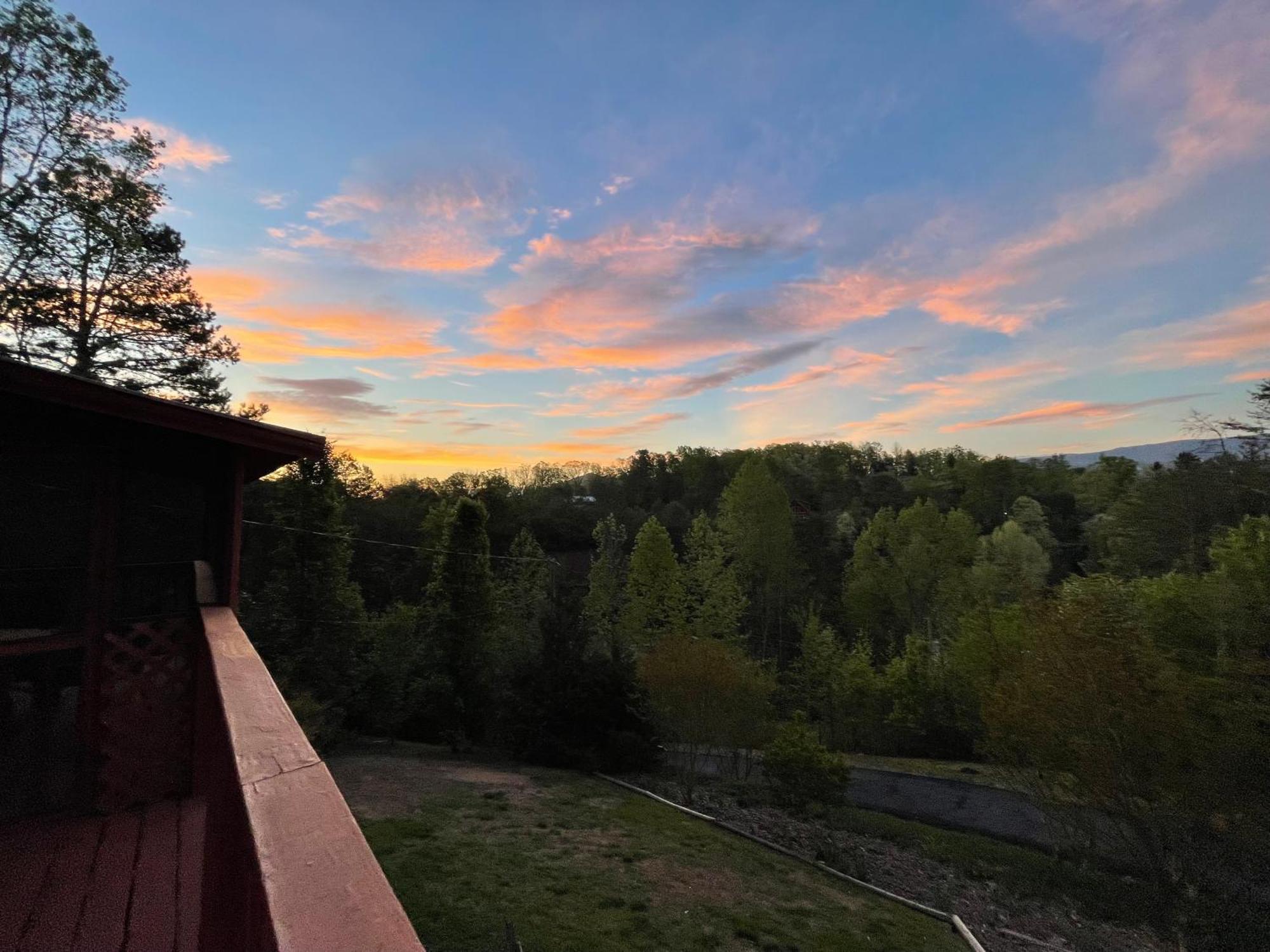 Luxurious Cabin, W/ Hottub, Easydrive, Arcade Game, Panoramic Views Chalet