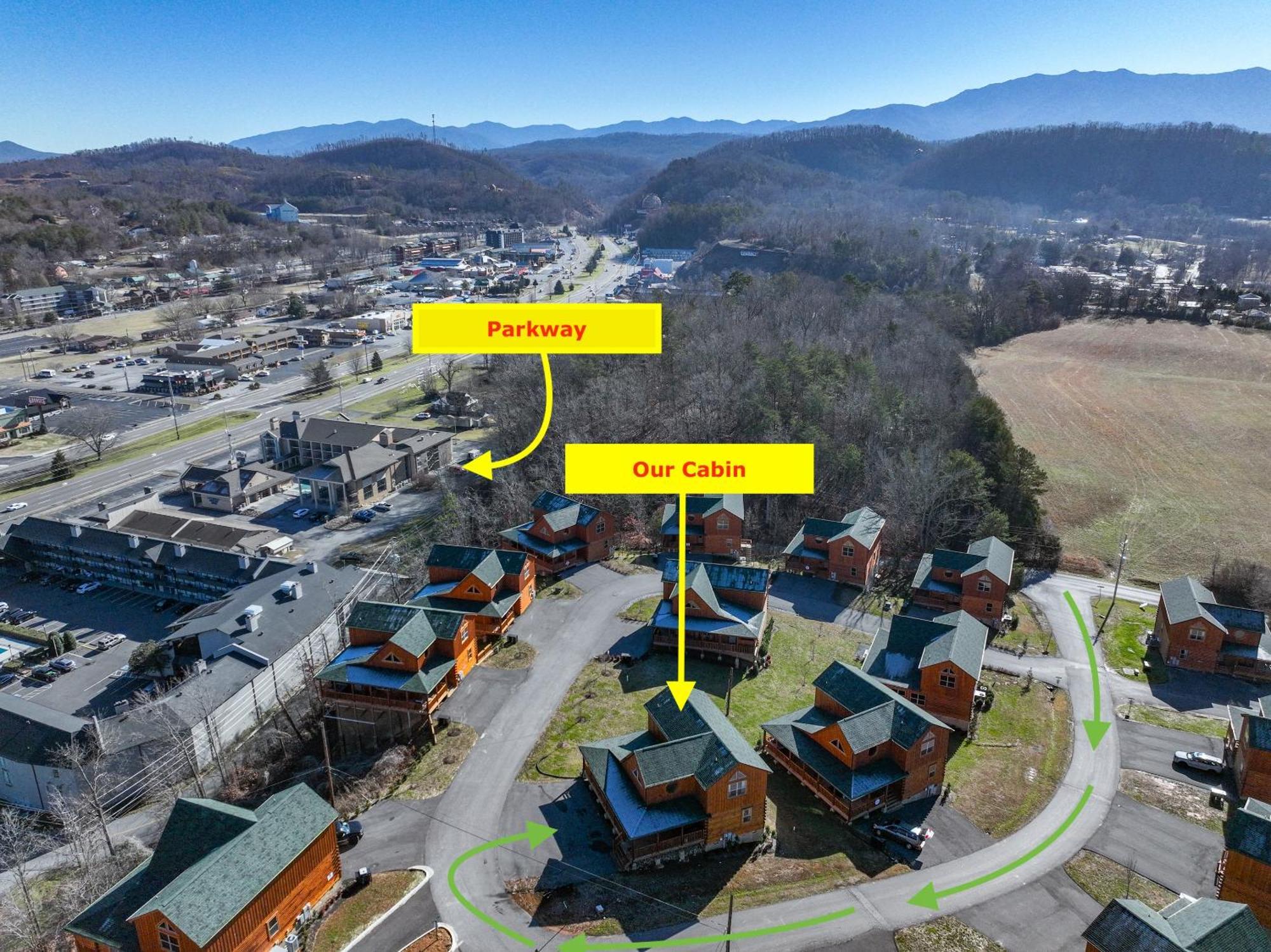 New Listing! Indoor Private Heated Pool, Less Than 2 Miles From Dollywood, Walk To Parkway, 4 Ensuite Bedrooms Sleeps 14, Dog Friendly, Game With Tv, Arcade And Foosball, Hot Tub, Bbq, Smart Tv And Wifi, Fully Loaded Kitchen, Washer And Dryer Chalet