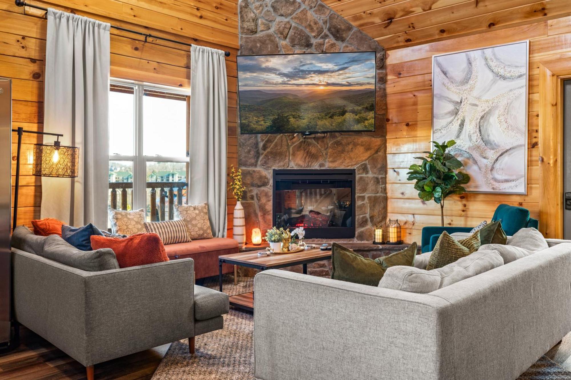 Chalet New Listing! Indoor Private Heated Pool, Less Than 2 Miles From Dollywood, Walk To Parkway, 4 Ensuite Bedrooms Sleeps 14, Dog Friendly, Game With Tv, Arcade And Foosball, Hot Tub, Bbq, Smart Tv And Wifi, Fully Loaded Kitchen, Washer And Dryer *